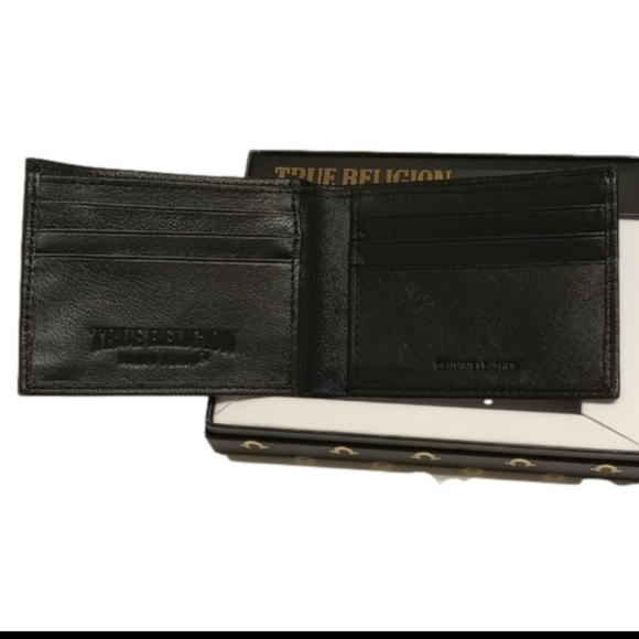 True Religion Black Leather Wallet and Key Fob Gift Set - Picture 3 of 6